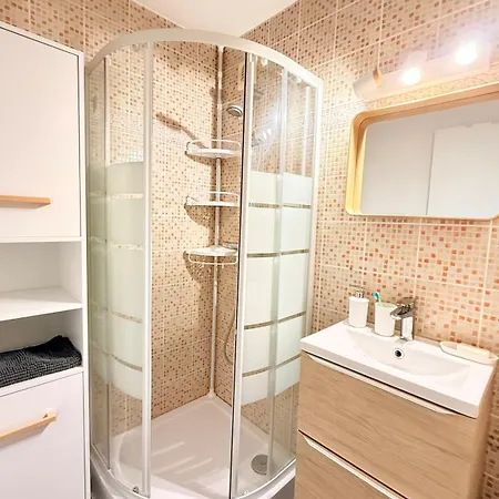 Le Petit Scarlett - Clim, Parking & Piscine Апартаменты *